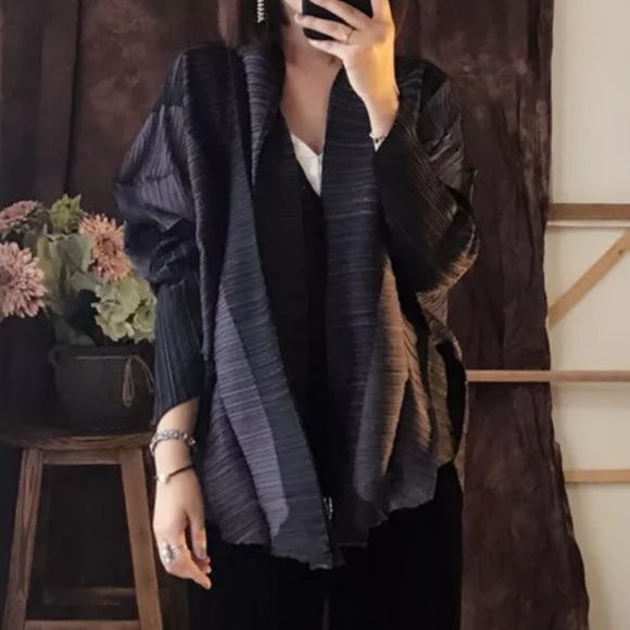 The Kynah Pleated Versatile Jacket Top - Picture 6 of 8